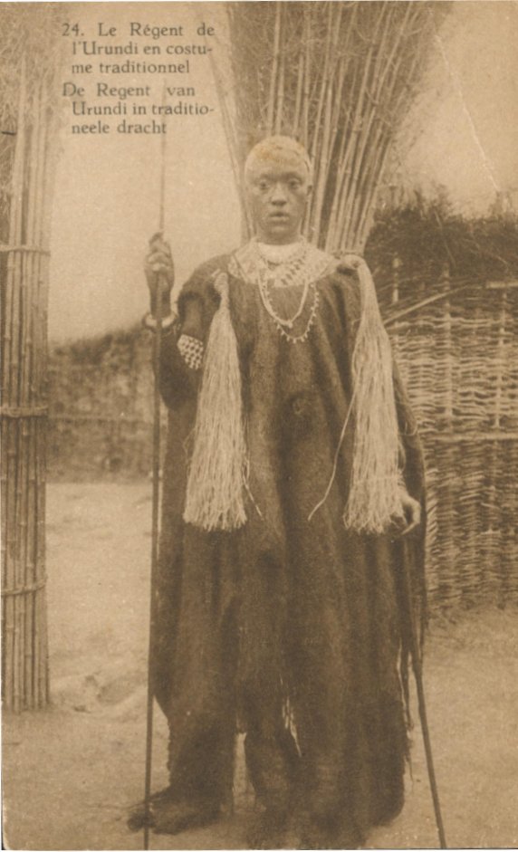 24 Le Régent de l'Urundi en costume traditionnel